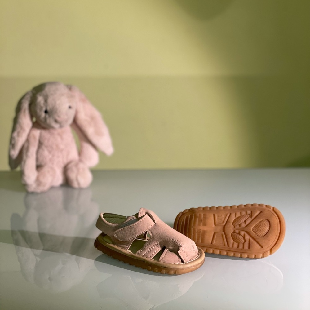 Squeaker sandals
